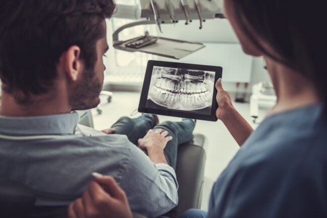 L’importanza del medico specialista Immagine dottoressa che mostra lastra dentale