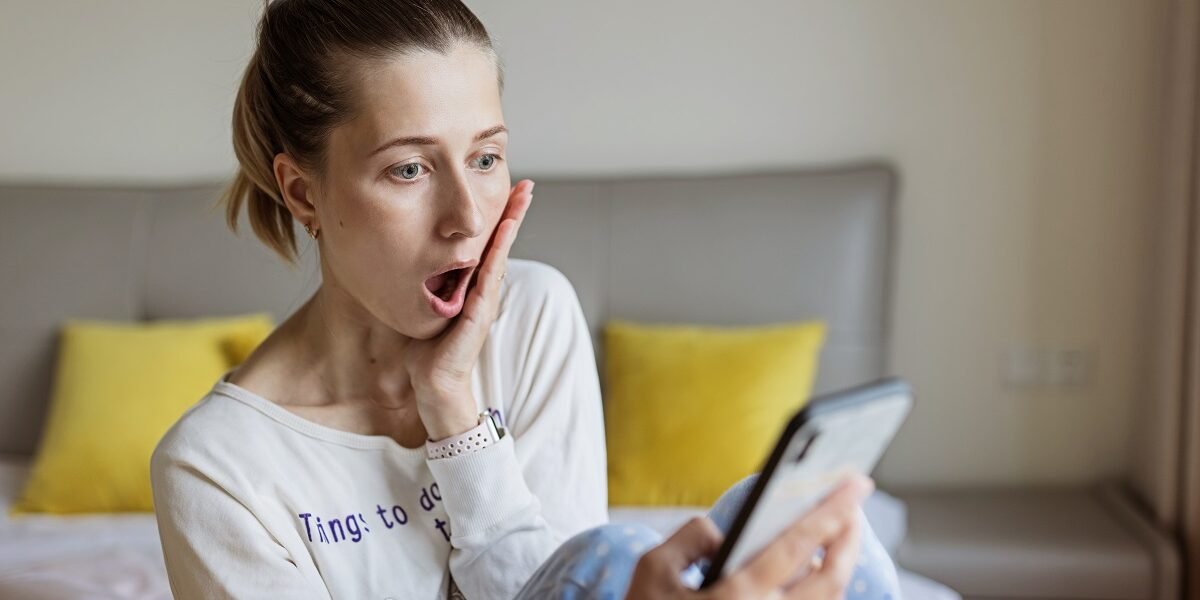 Ragazza cerca informazioni per terapie ortodontiche