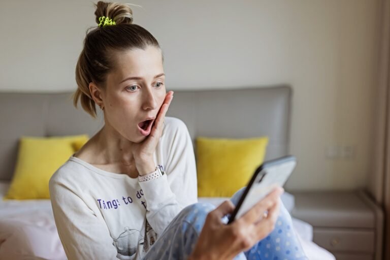 Ragazza cerca informazioni per terapie ortodontiche