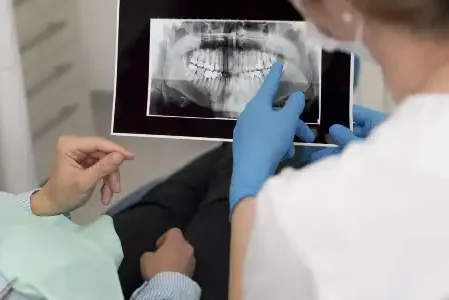 Paziente che esamina la radiografia dentale con il dentista