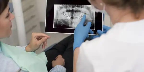 Paziente che esamina la radiografia dentale con il dentista